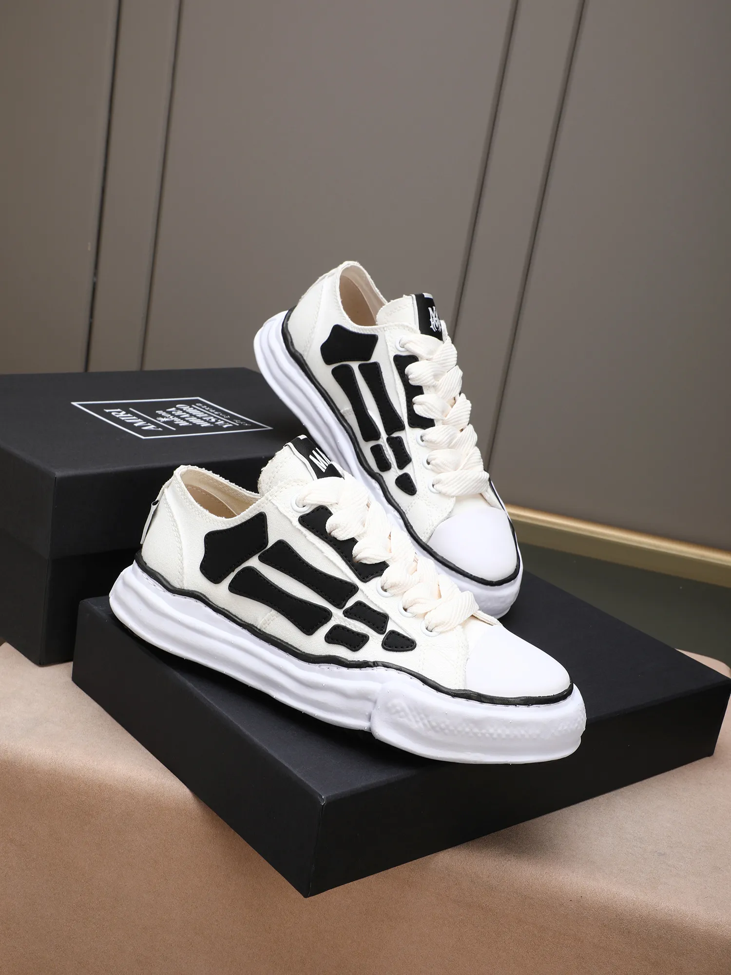 Men's shoes 💰520 AMIRI × Maison MIHARA YASUHIRO Bone Dissolving Shoes Brand Order Original Order Quality 🌈 AMIRIxMMY work together to launch joint shoes that cleverly integrate the classic designs of the two brands. The handmade clay mold soles and AMIRI's signature BONES leather embroidery details are a major feature of the shoes, showing unique craftsmanship and style 🚩 Material: upper original custom-made space Monica canvas! Lining: original technical cloth, outsole: original molded EVA foam bottom, code number: women's 35-39 (40, custom-made, non-refundable), men 39-44 (45, custom-made, non-refundable), full set of counter original packaging